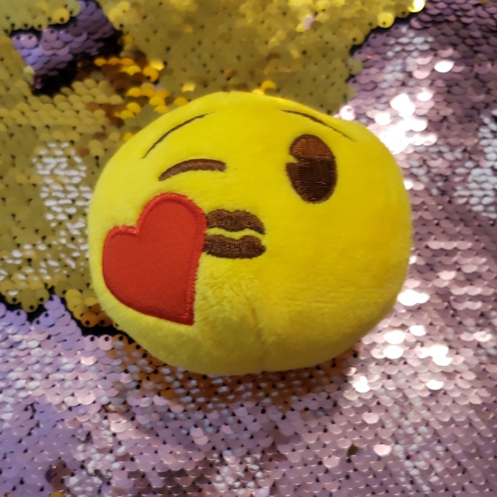 Kissy emoji squshie